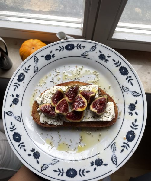 toast with goat cheese and figs