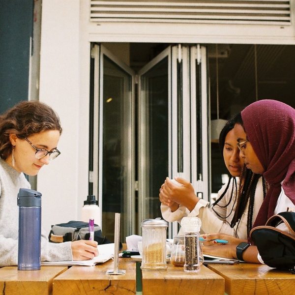 studying german articles in a cafe